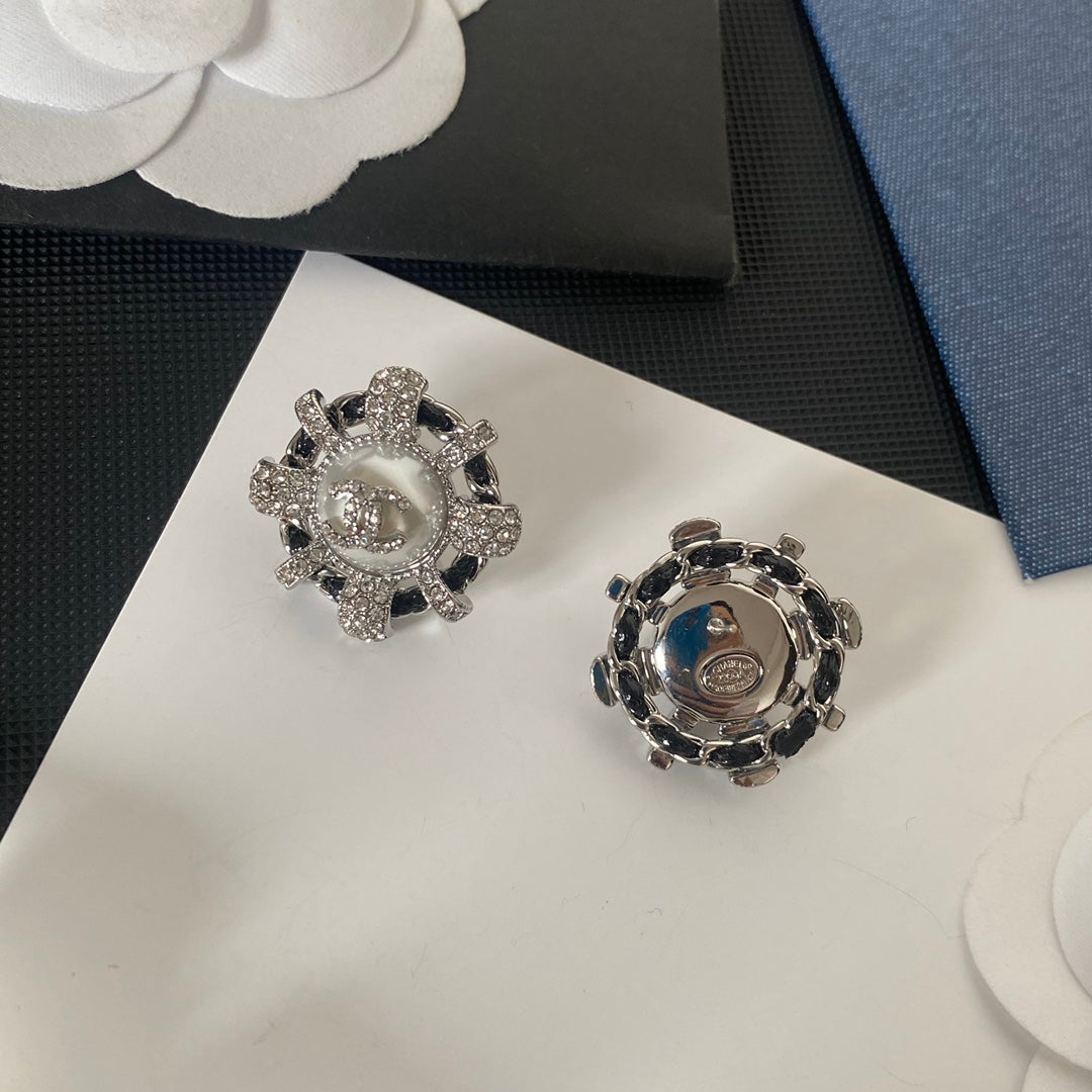 Pendientes Delicados de Piel Negra con Diamantes