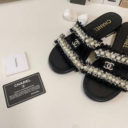 Zapatillas planas elegantes con doble tira de perlas