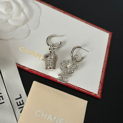 Pendientes asimétricos de flor con diamantes de imitación