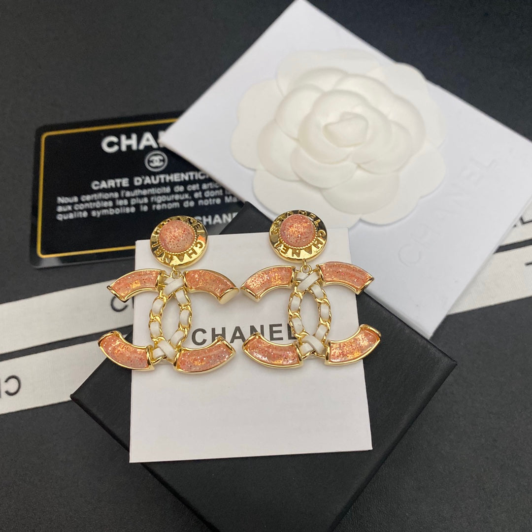 Pendientes de cuero brillante con el logo
