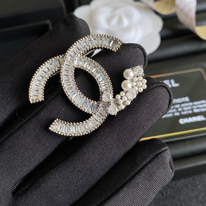 Broche piquée de perles et de diamants
