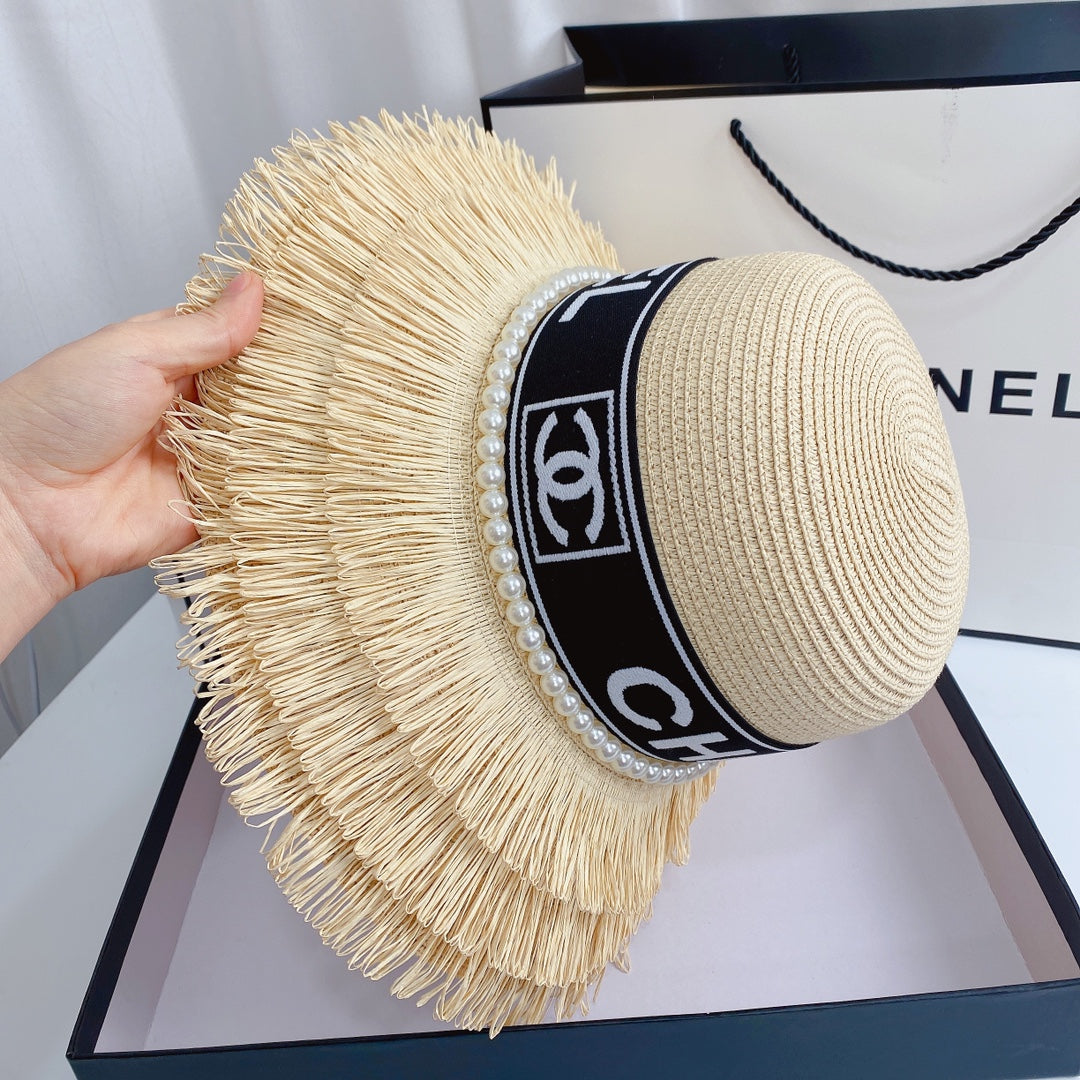 Sombrero de paja con flecos y perlas