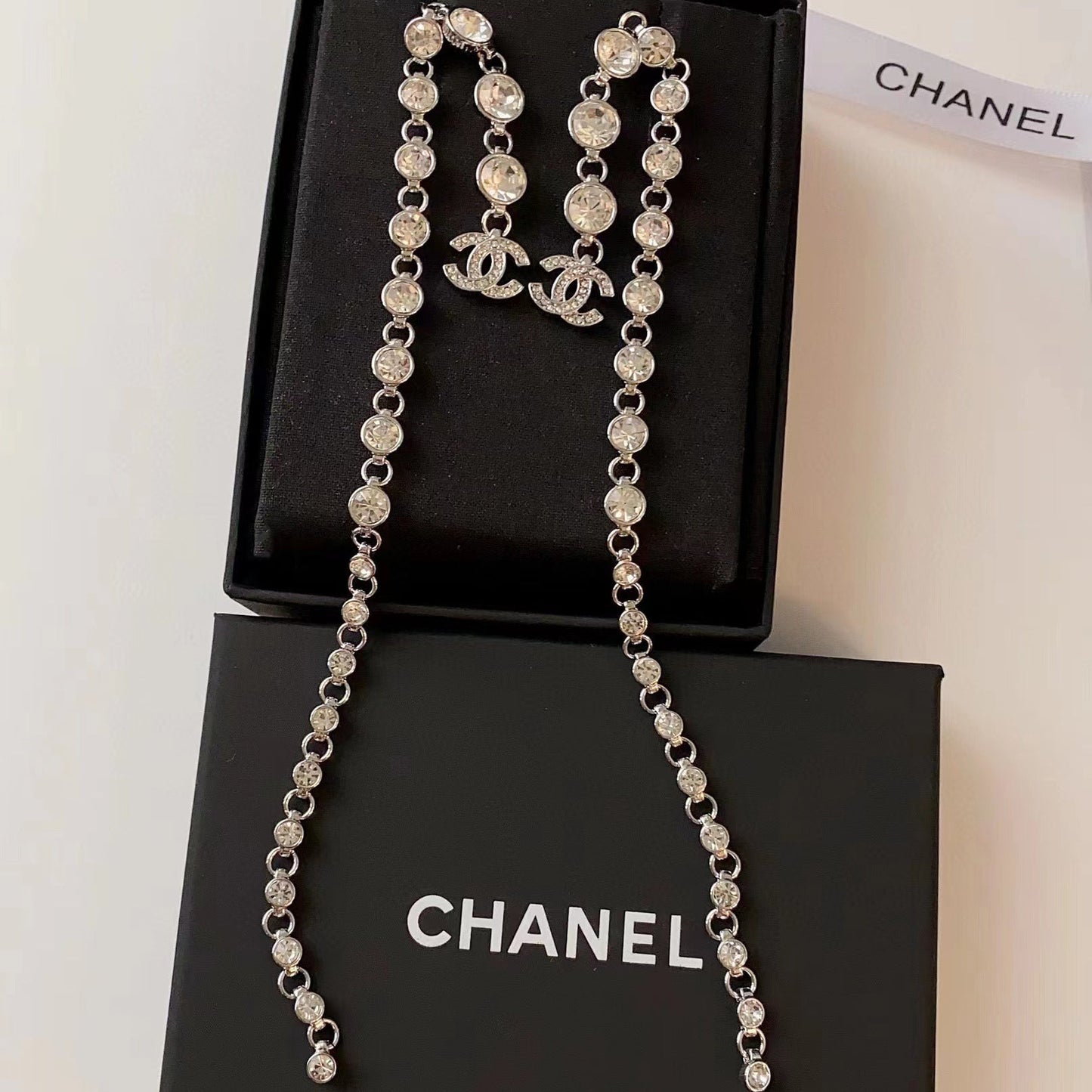 Pendientes largos de diamantes de moda