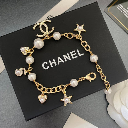 Pulsera con colgante de estrella, corazón y perla
