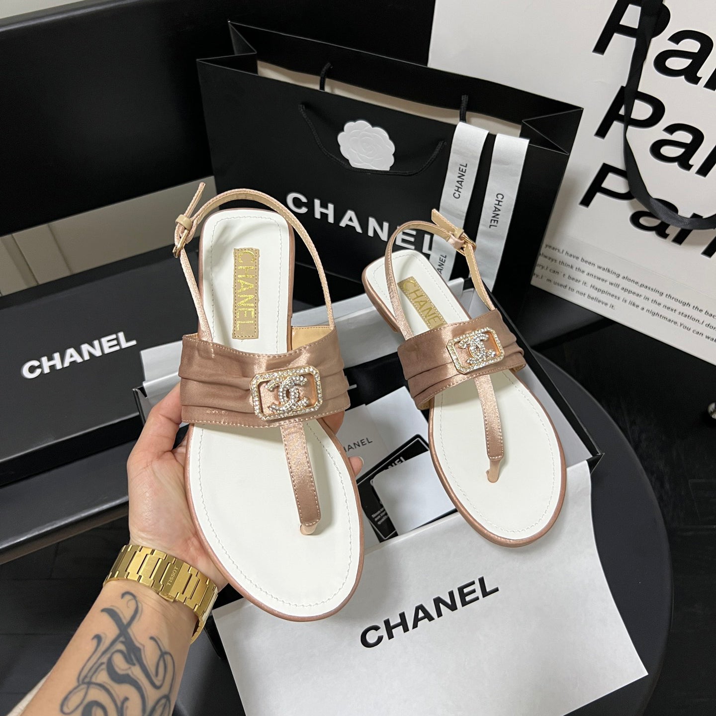 Chanclas con hebilla de diamantes de moda