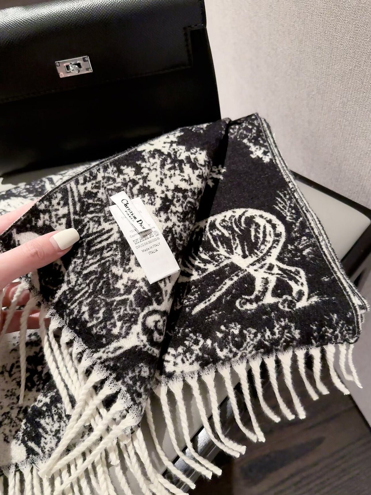 2026 Ink-Wash Jungle Wool Scarf – Artistic Animal Print, French-Inspired Elegance