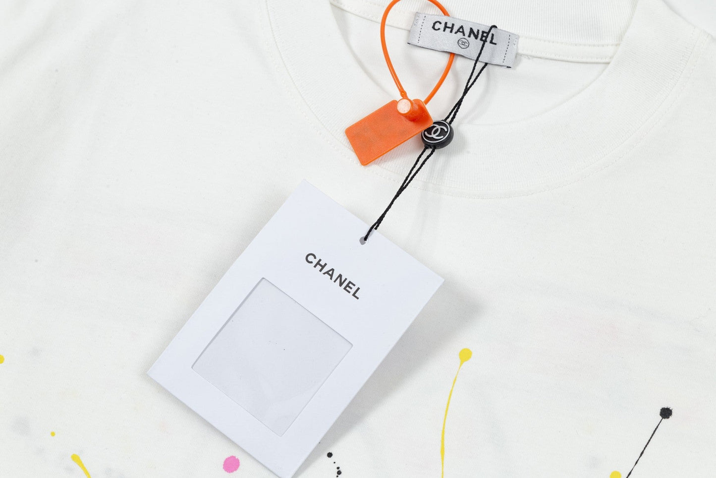 T-shirt graffiti coloré fait à la main