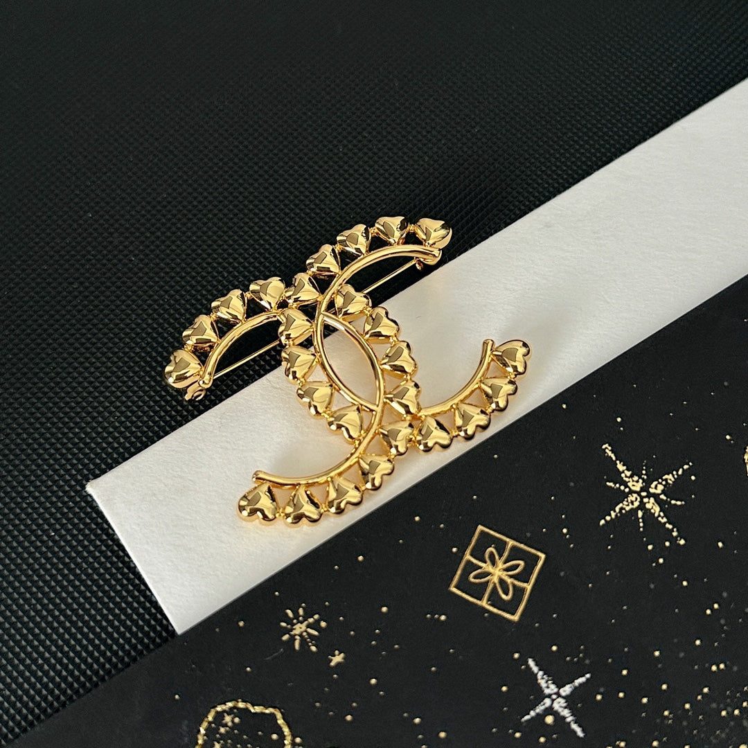 Broche con logo de corazón electrochapado