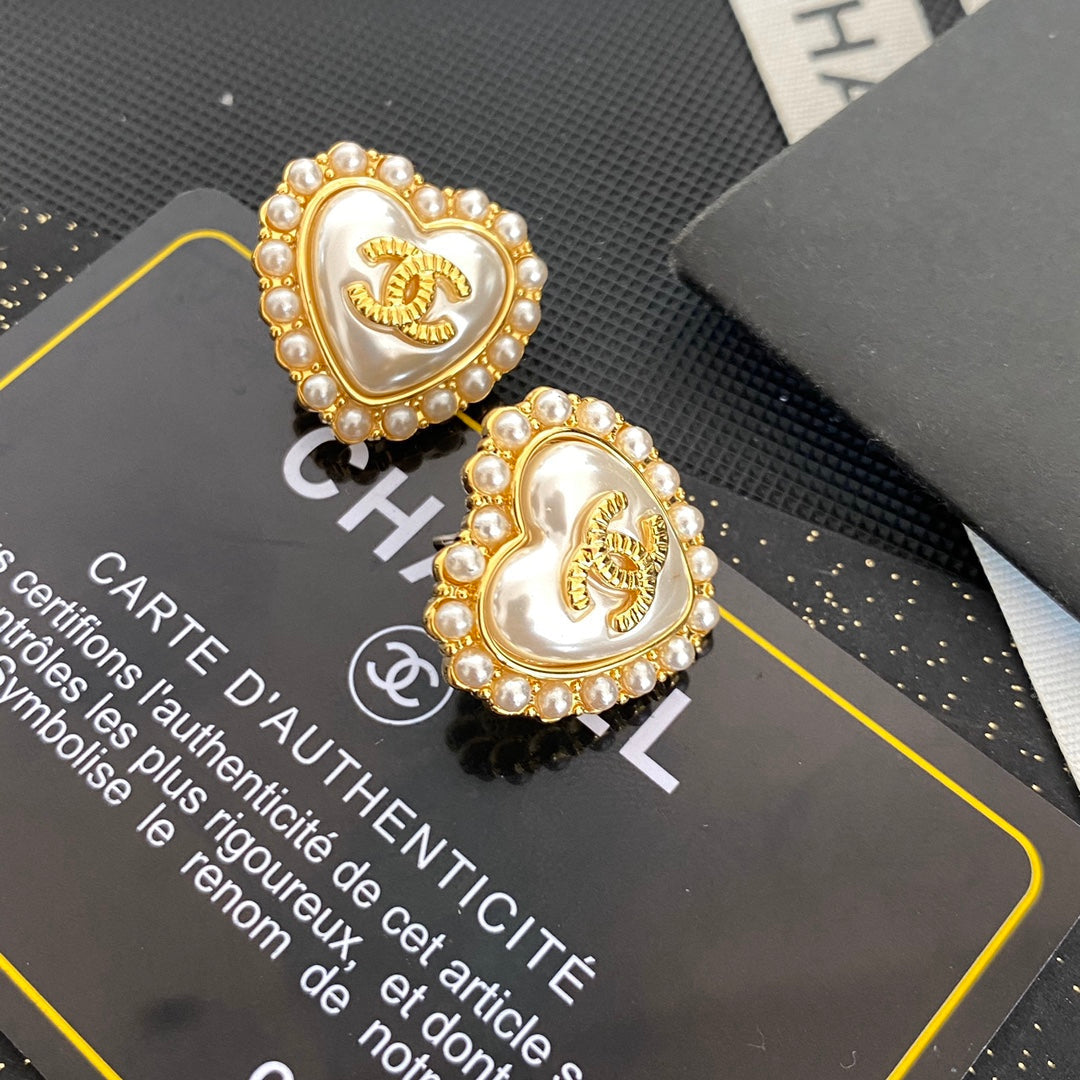 Boucles d'oreilles clous élégantes avec cœur en perle