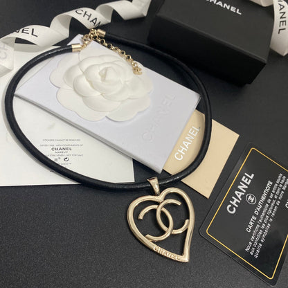 Collar de cuero con corazón calado