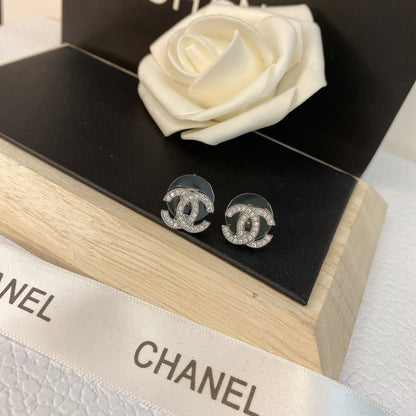 Pendientes clásicos de diamantes