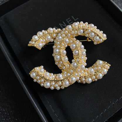 Broche elegante con logo de perla