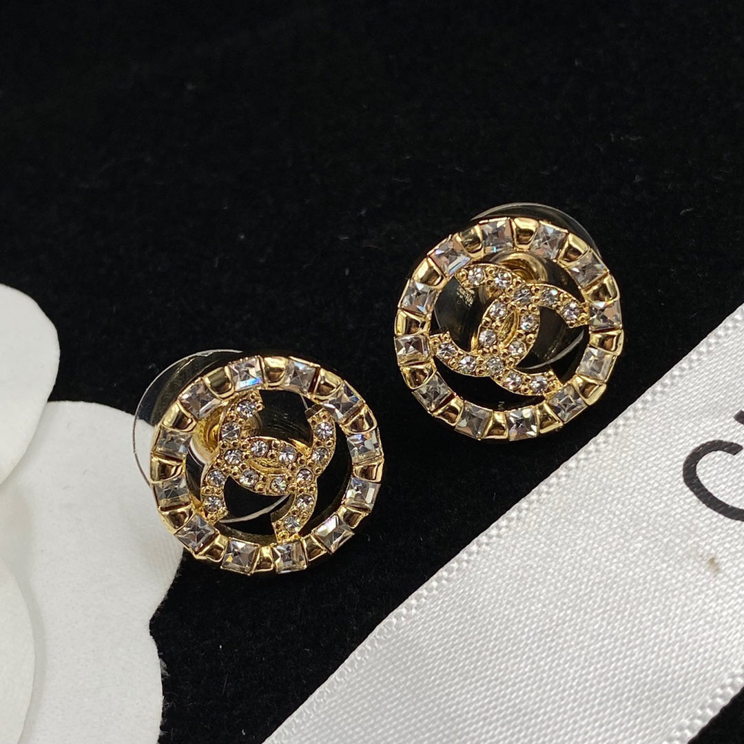 Pendientes de botón del alfabeto con circonitas brillantes