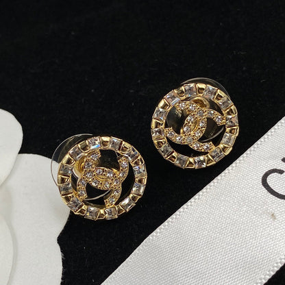 Pendientes de botón del alfabeto con circonitas brillantes