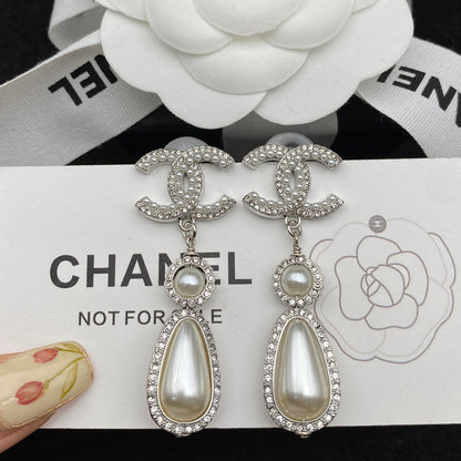 Boucles d'oreilles élégantes en perles et diamants