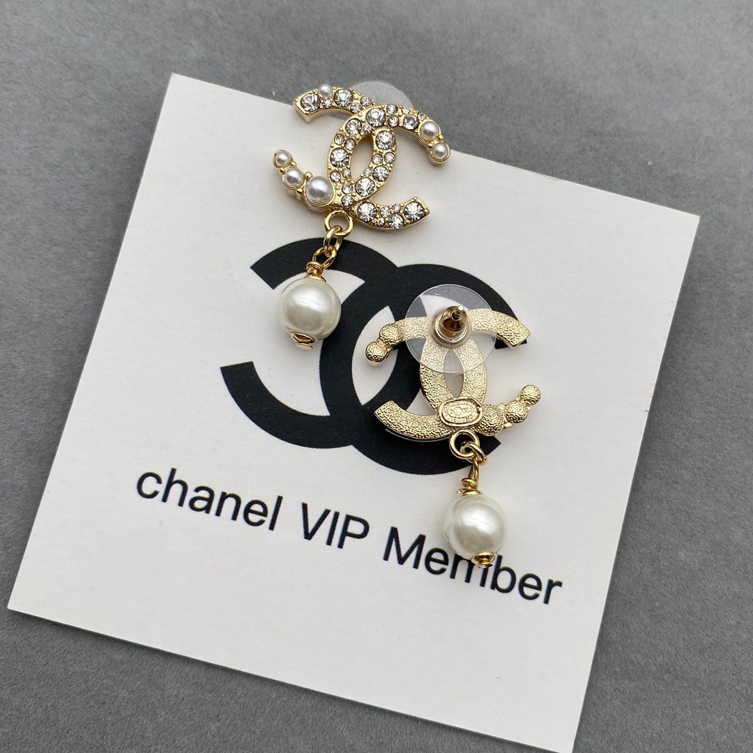 Boucles d'oreilles pendantes en perles et diamants