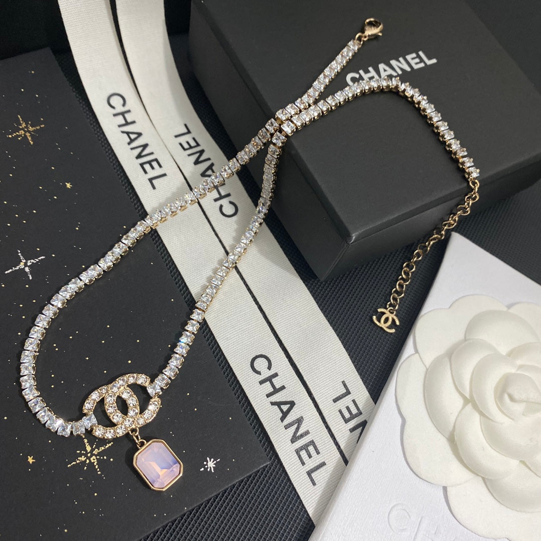 Elegante Collar Cuadrado de Cristal con Diamantes