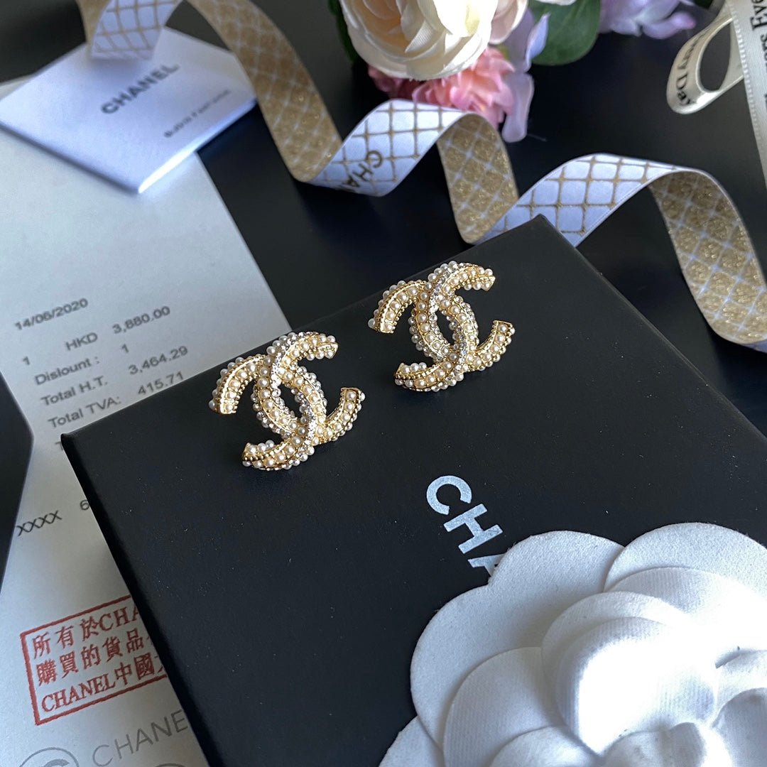 Boucles d'oreilles clous élégantes avec perles et lettres