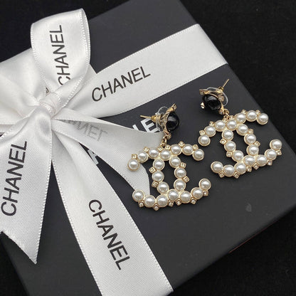 Pendientes de vinilo con diamantes y perlas