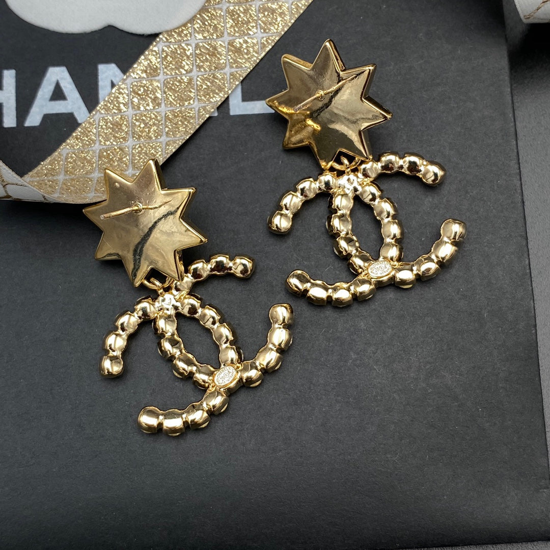 Boucles d'oreilles entièrement diamantées double C avec tempérament