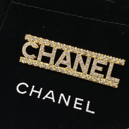 Broche lettre diamant étincelant