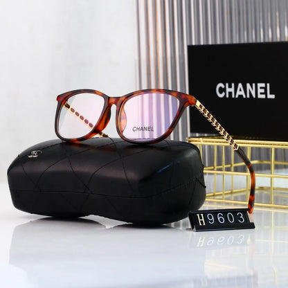 Lunettes à monture à lettre classiques