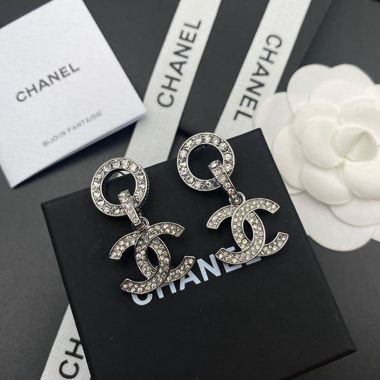 Boucles d'oreilles pendantes en forme de cercle avec logo en diamant