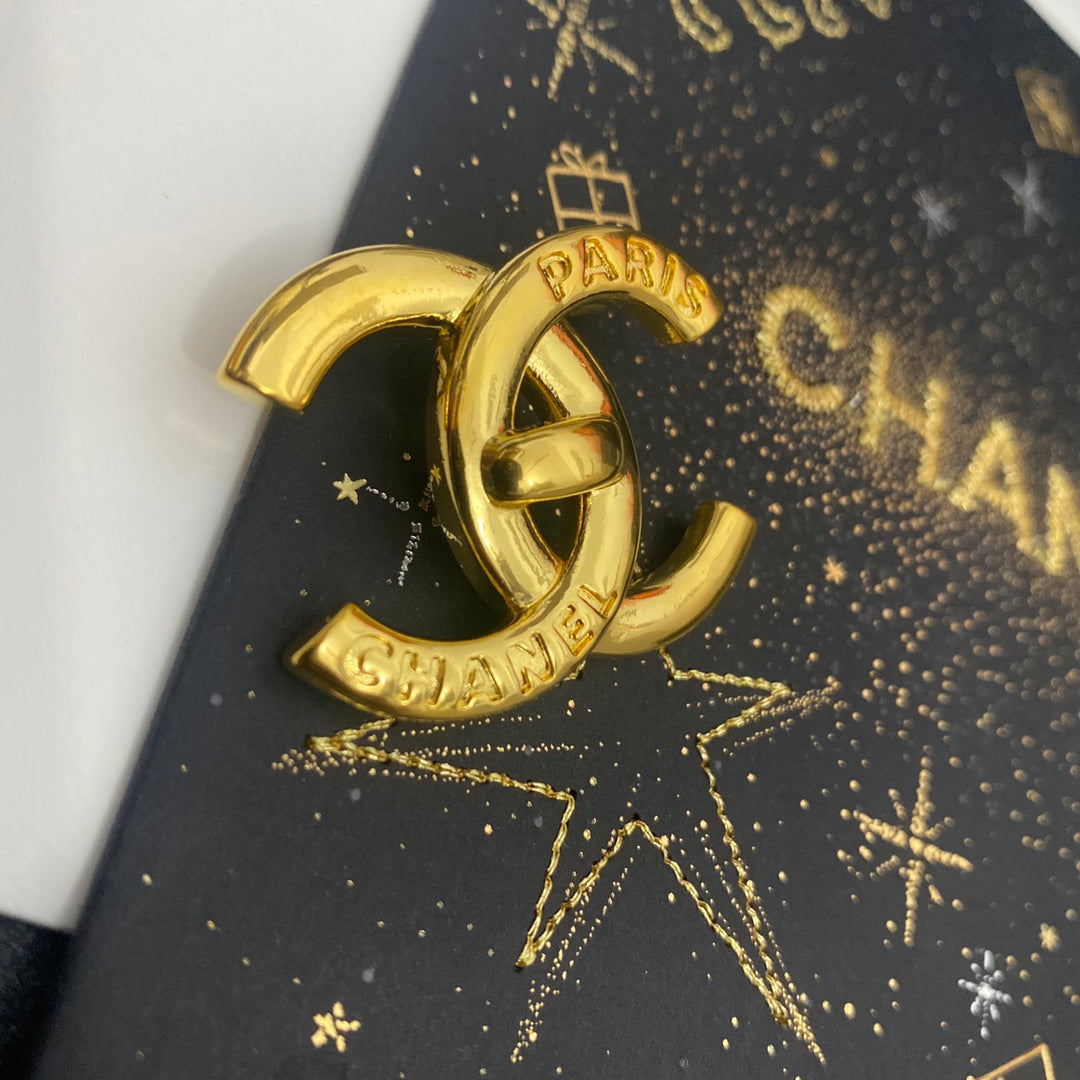Broche dorado con letras electrochapadas
