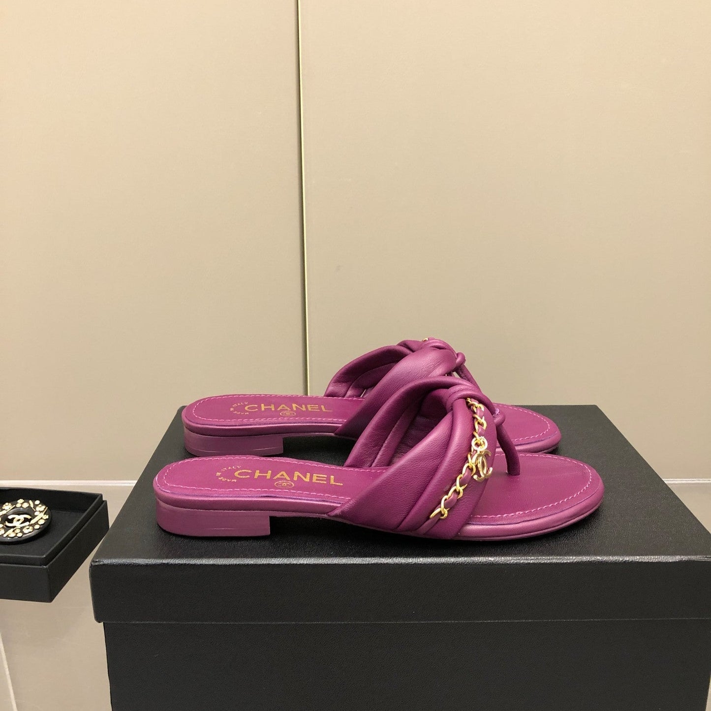 Sandalias con cadena tipo chancla