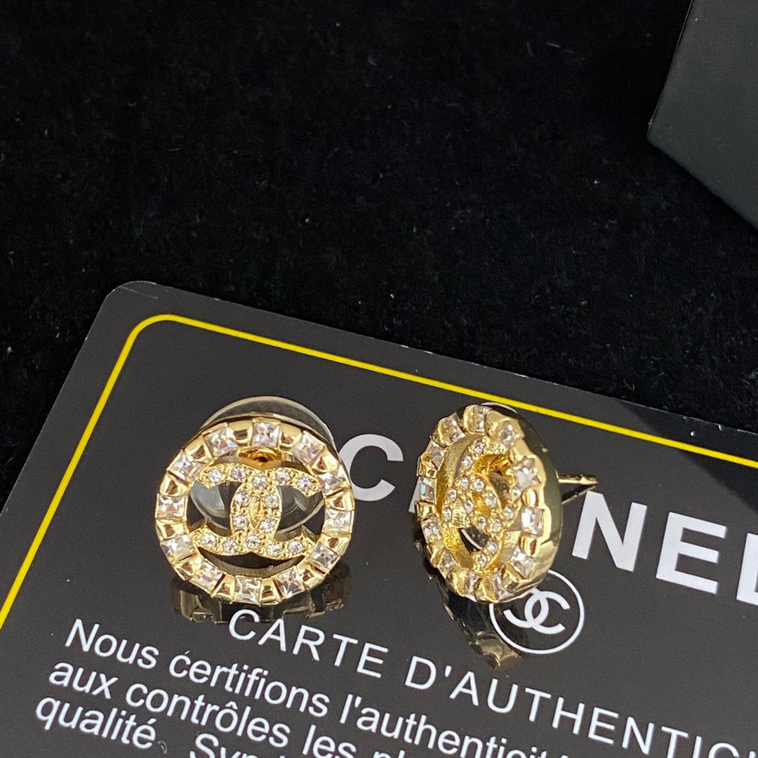 Pendientes de botón del alfabeto con circonitas brillantes