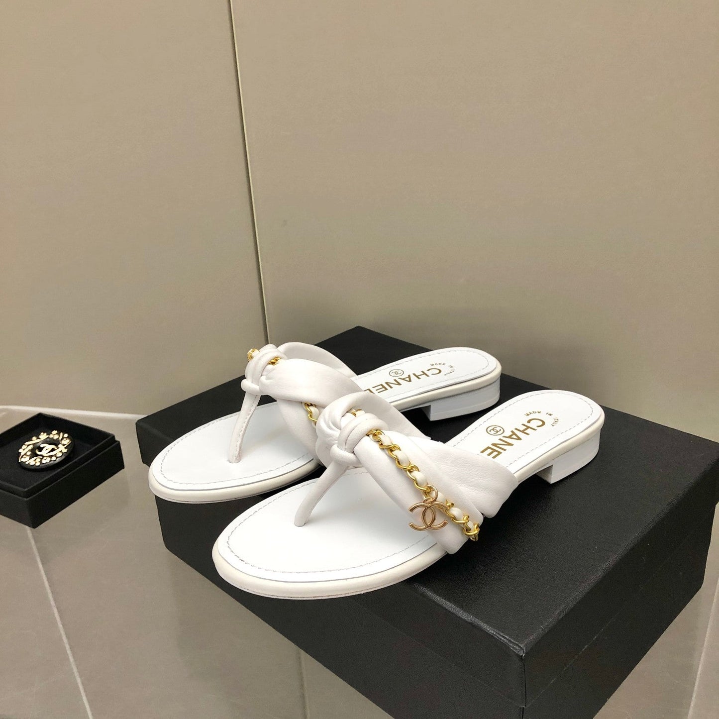 Sandalias con cadena tipo chancla