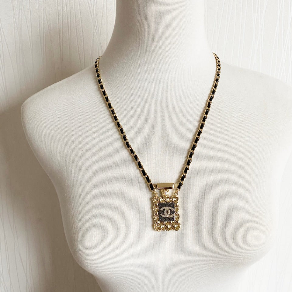 Collier en cuir avec pendentif flacon de parfum