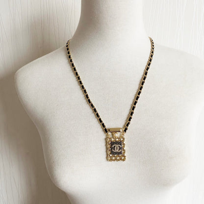 Collier en cuir avec pendentif flacon de parfum