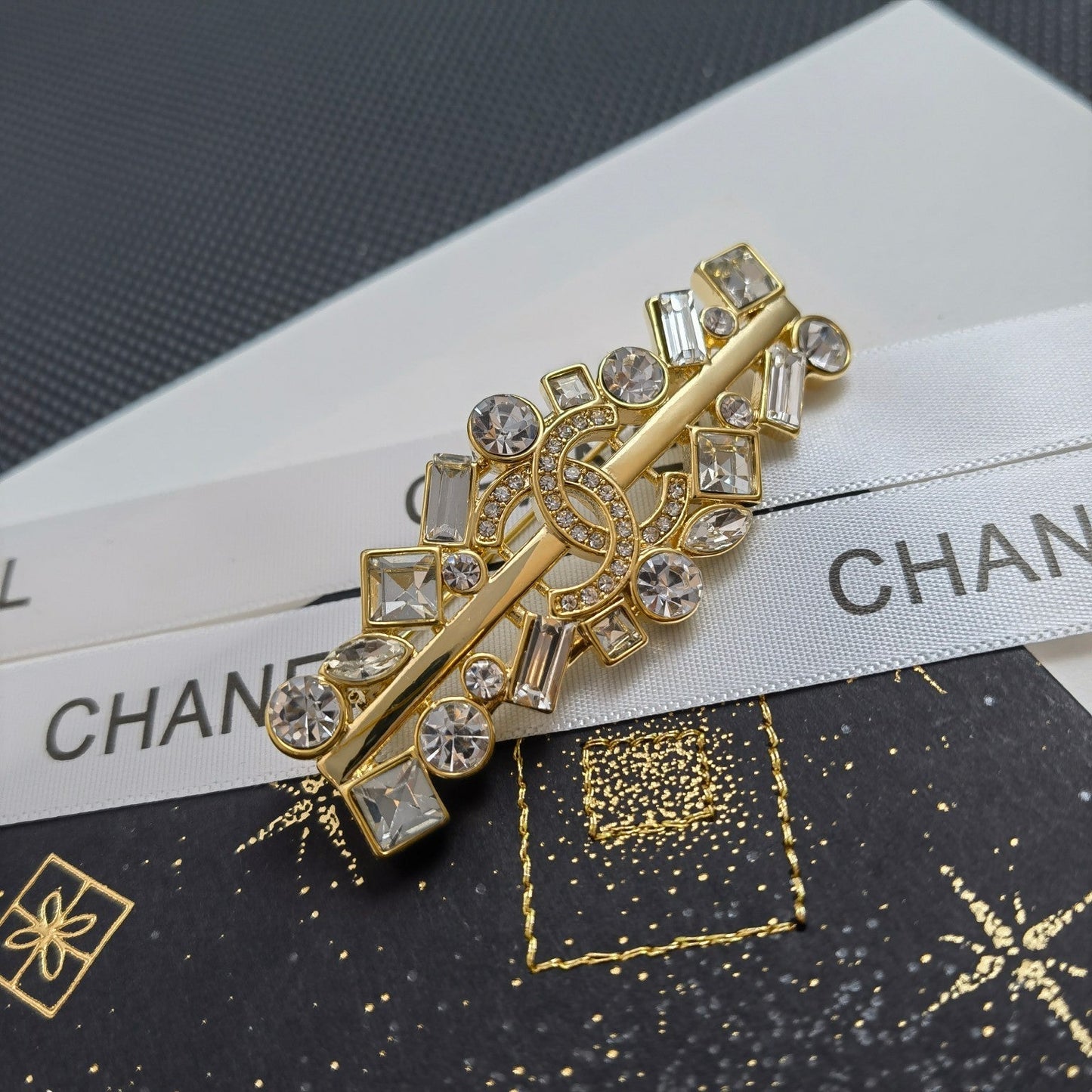 Broche dorado de estrás