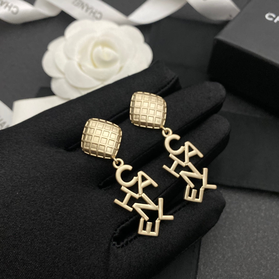 Pendientes Largos Irregulares con Letras Vintage