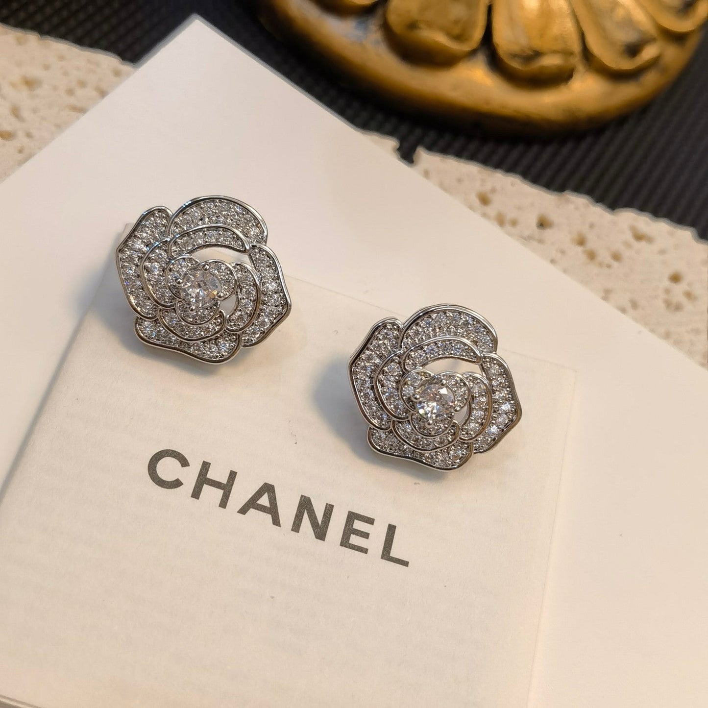 Elegantes Pendientes de Flores con Diamantes