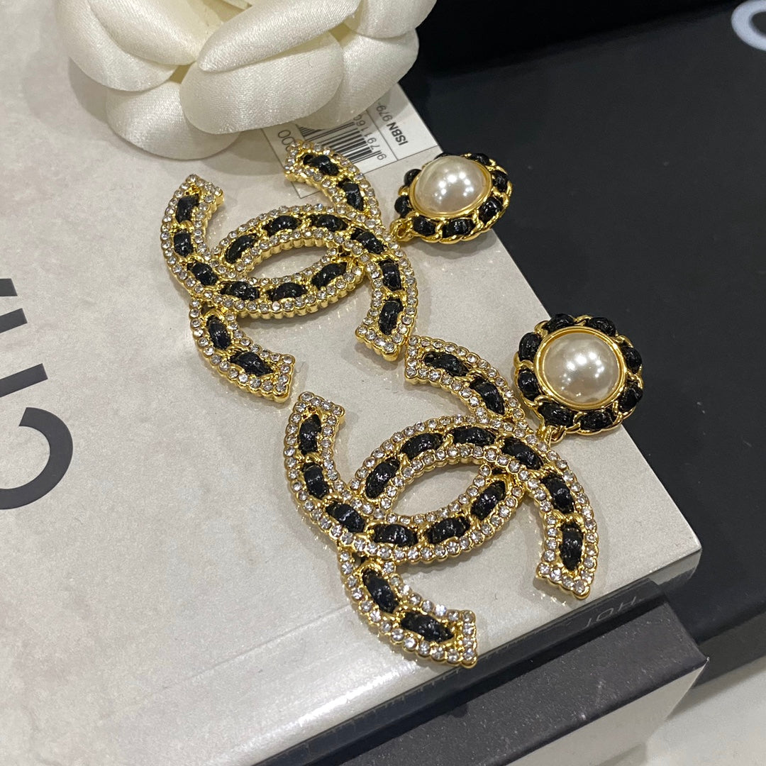 Pendientes de perlas de cuero negro Double C