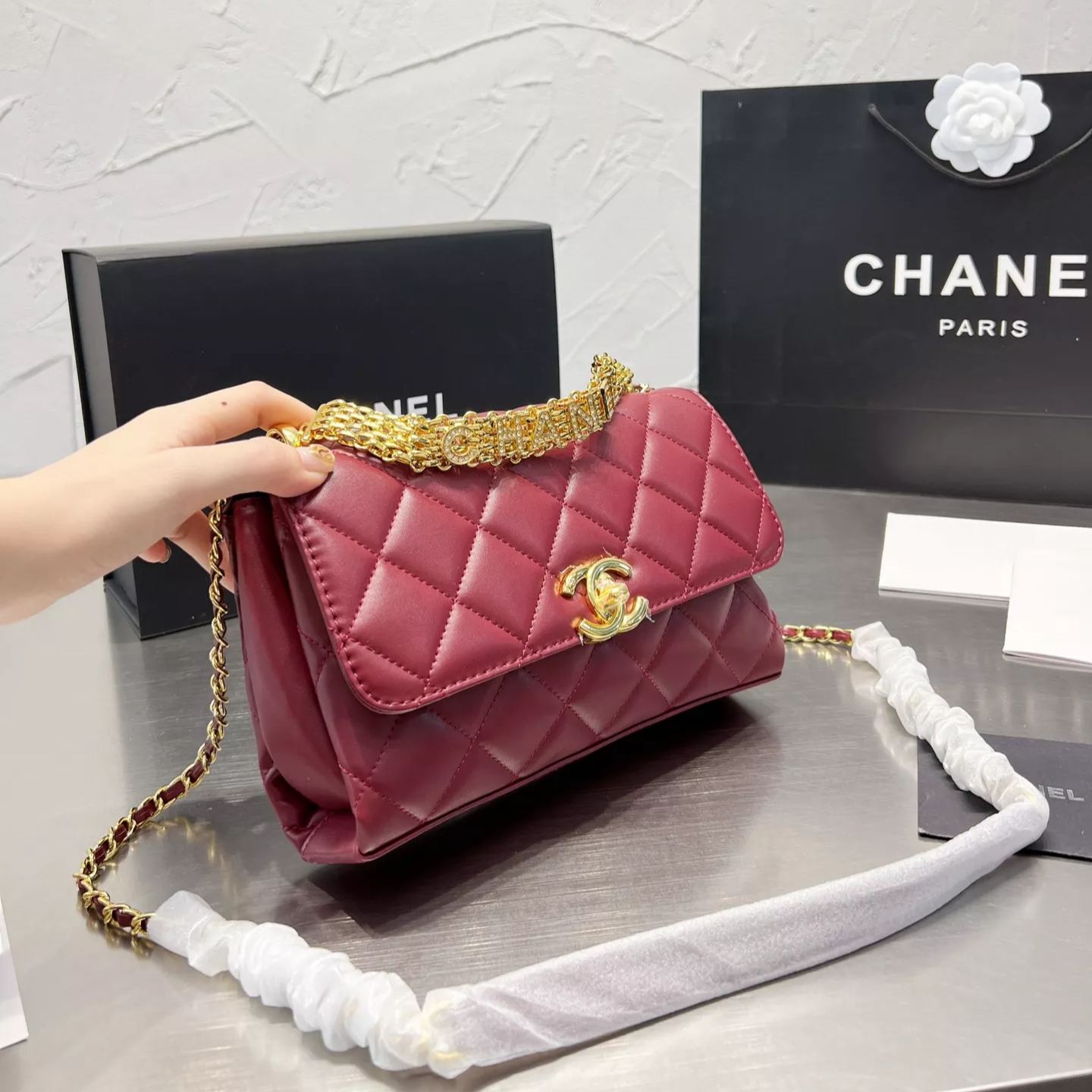 Bolso de Hombro con Cadena y Forma de Rombo
