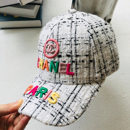 Casquette de baseball femme brodée de lettres colorées