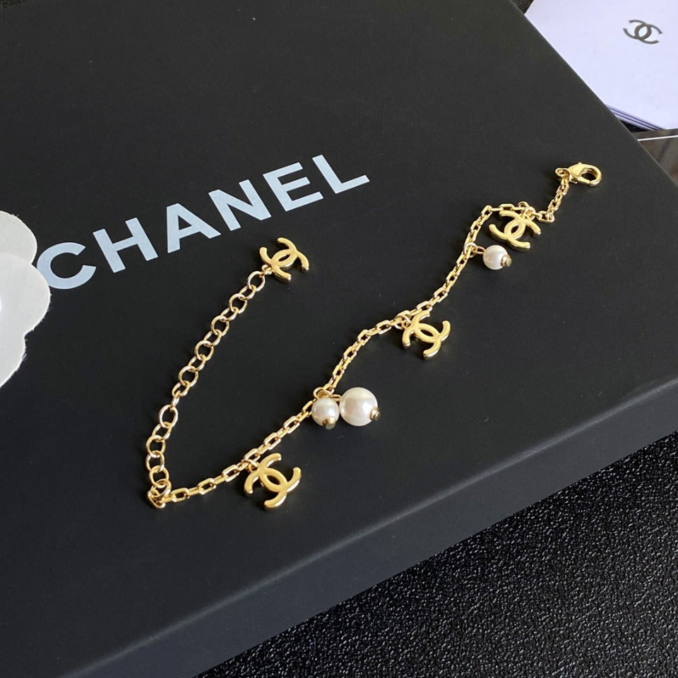 Pulsera de Perlas con Dije de Logo Dorado