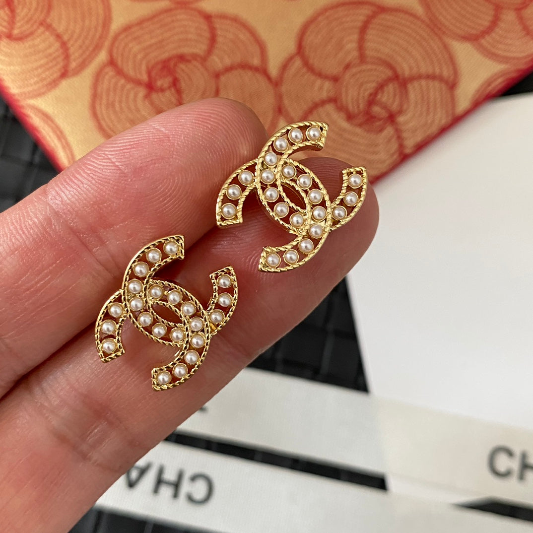 Pendientes delicados con perlas caladas