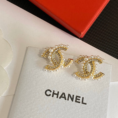 Pendientes de perlas y pedrería elegantes