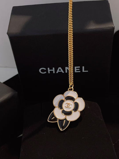 Collar con colgante de camelia