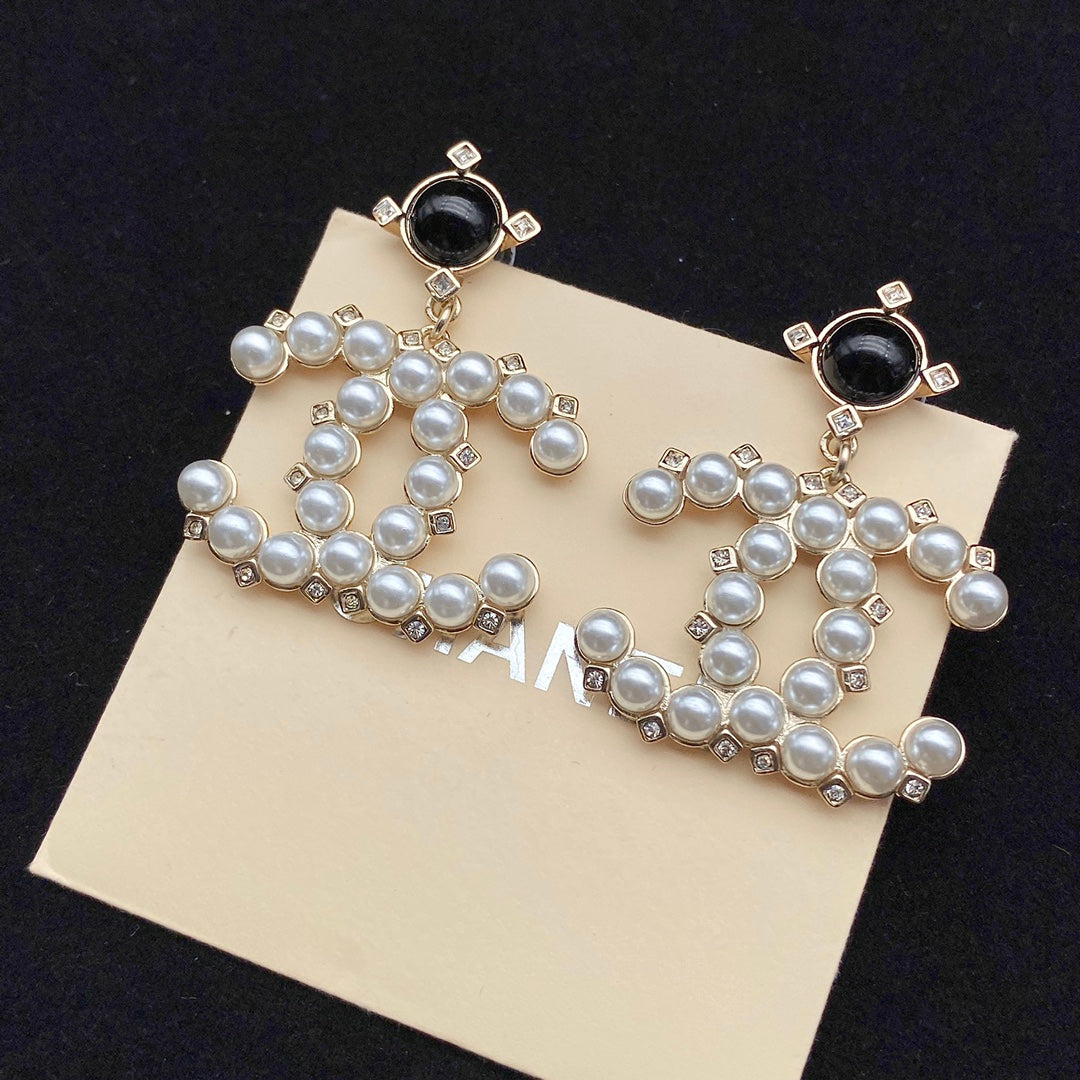 Pendientes de vinilo con diamantes y perlas