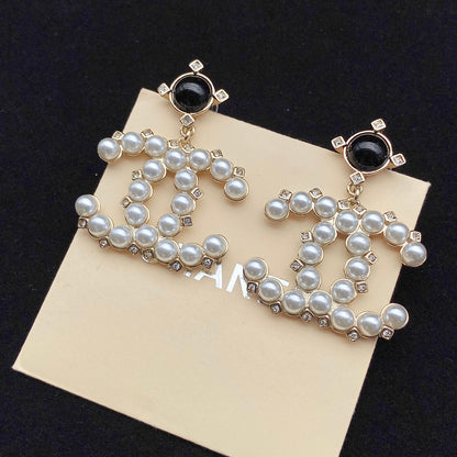 Pendientes de vinilo con diamantes y perlas