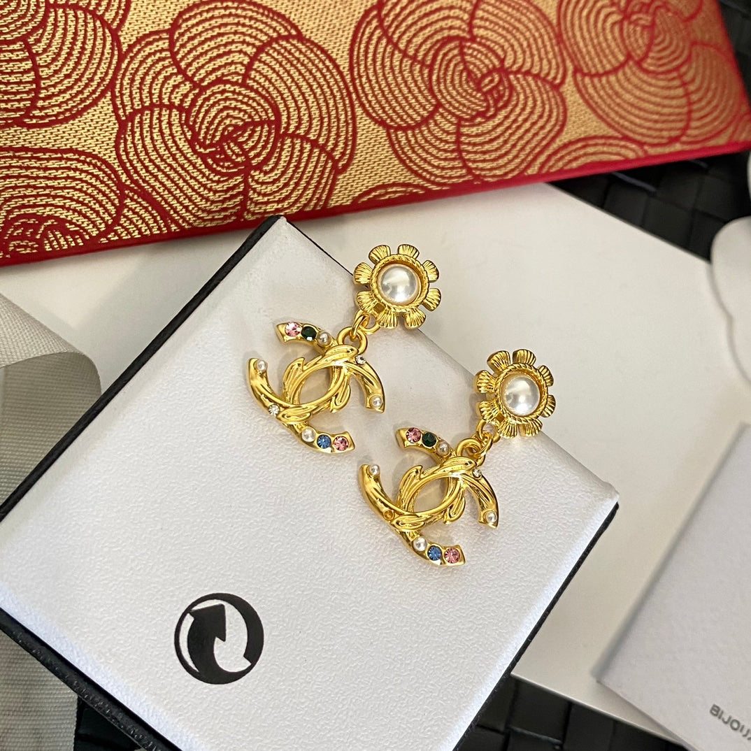 Pendientes Florales Dorados de Moda