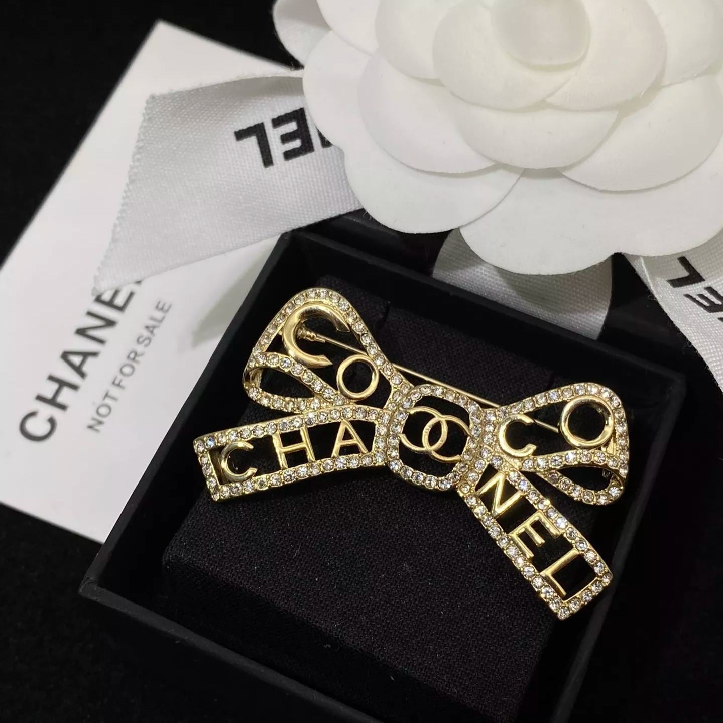 Broche calado especial de lazo