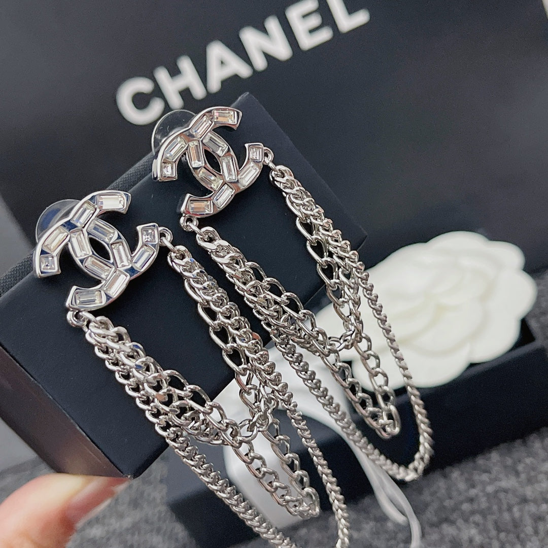 Boucles d'oreilles pendantes chaîne et diamants de cristal