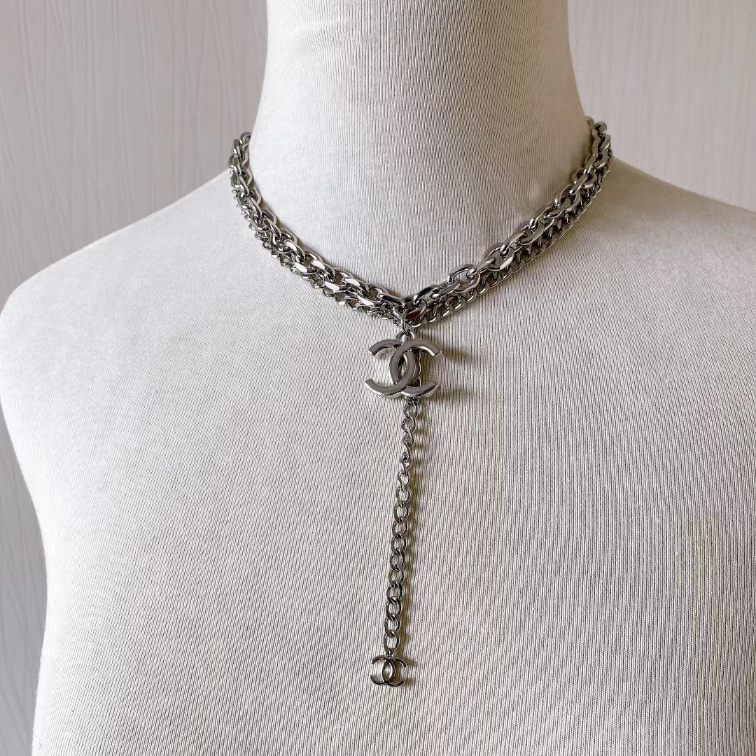 Collar con colgante sencillo y logo de moda