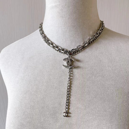 Collar con colgante sencillo y logo de moda